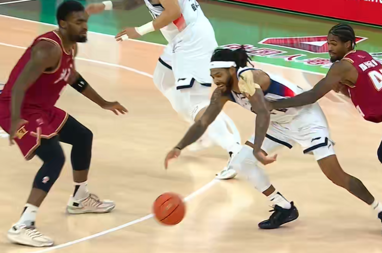 星空体育官方入口-陈林坚制胜三分！山东男篮淘汰浙江，晋级四强，鲍威尔21分救赎